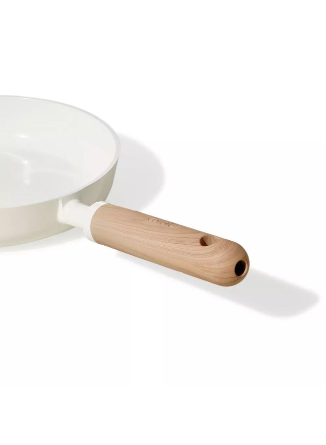 كاروت مقلاة كاروت 8 بوصات سيراميك غير لاصقة بطلاء صحي غير سام خالٍ من PFAS، بمقبض بتصميم خشبي وقاعدة توزيع حرارة متساوٍ، متوافقة مع جميع المواقد وآمنة لغسالة الصحون (كريمي) - Image 3